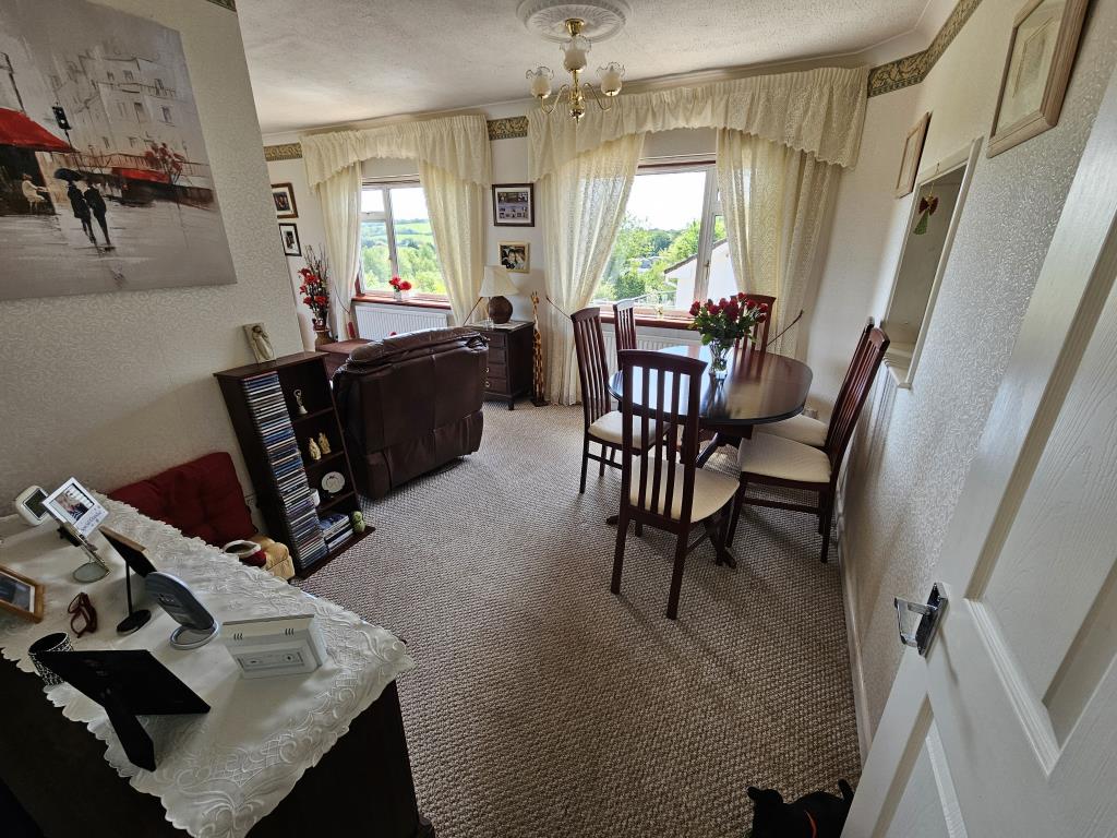 Lot: 89 - LINK DETACHED HOUSE WITH VIEWS IN A POPULAR LOCATION - Dining area